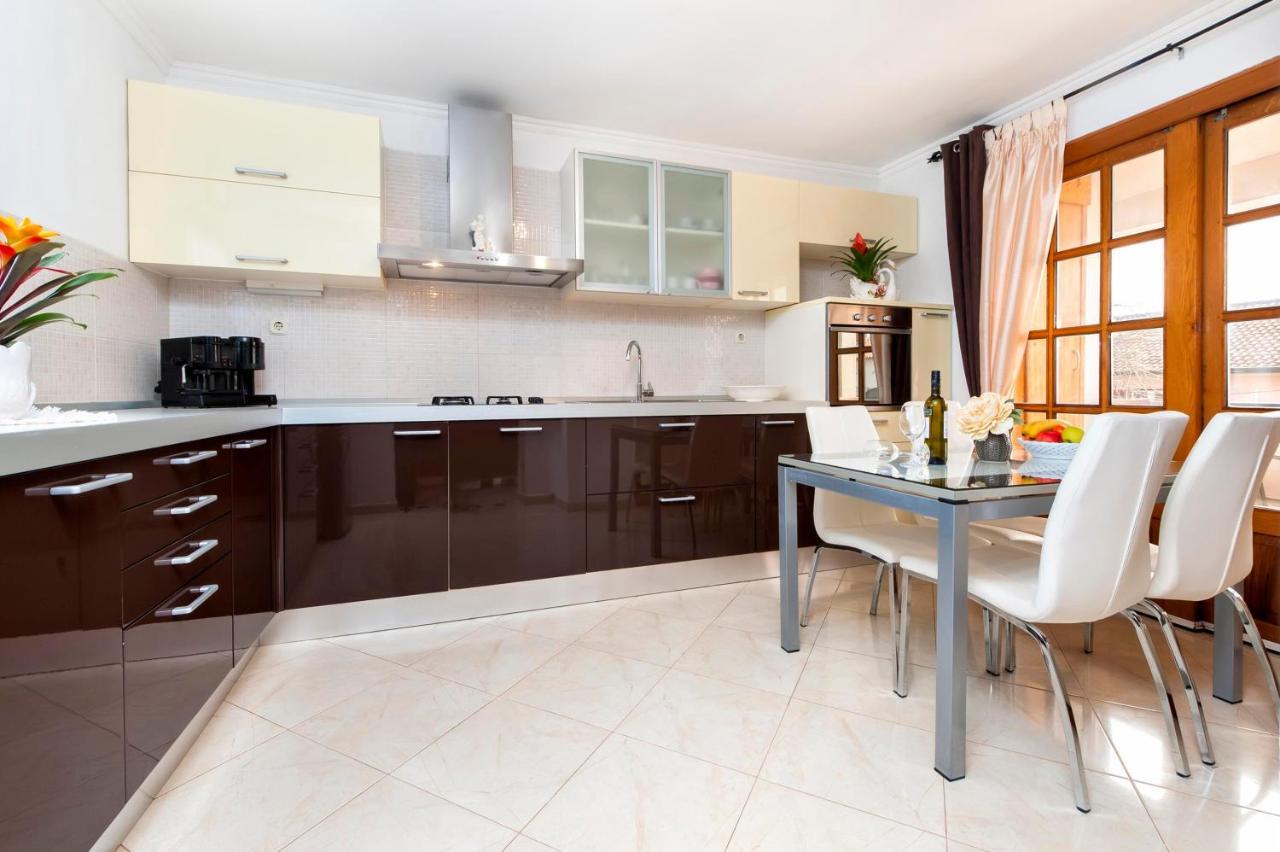 Apartments Divna Rovinj Exterior photo